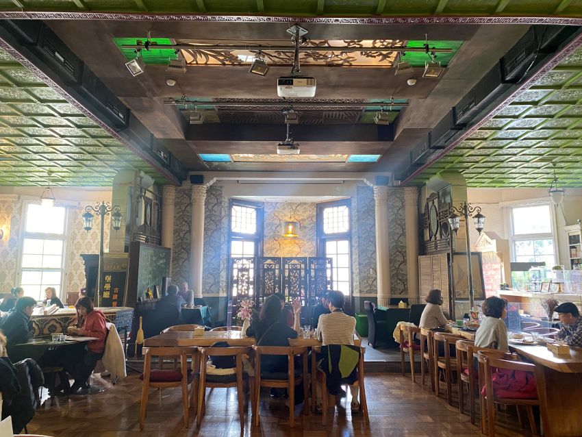 走進《中山堂堡壘餐廳》時有點被這復古的氛圍震撼│台北餐廳推薦│台北古蹟推薦